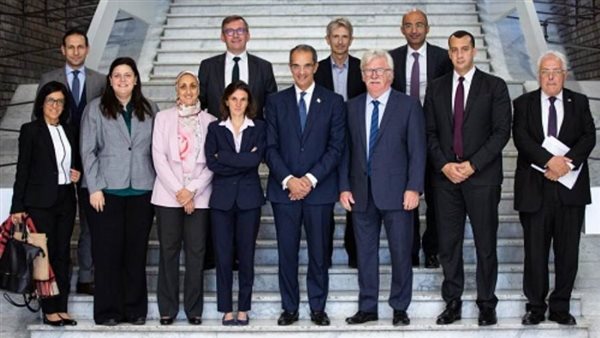 وزير الاتصالات يبحث مع 