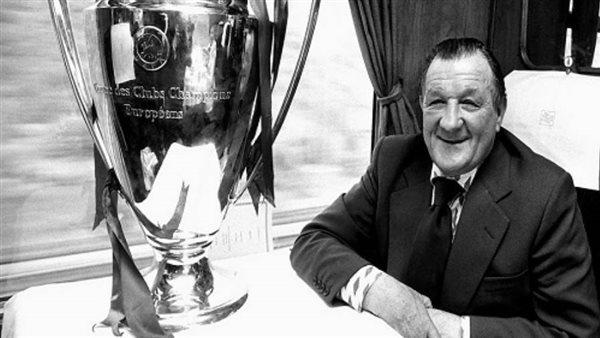 بنك ستاندرد تشارترد يحتفل ببوب بيزلي، اسطوره نادي ليفربول ويخلد ذكراه
