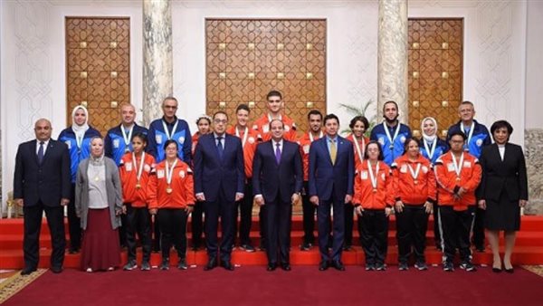 السيسي يمنح الوسام الرئاسي للاعبي مجموعة أندية وادى دجلة