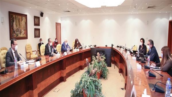 وزيرا السياحة والآثار والاتصالات يعقدا اجتماعا لتفعيل خط ساخن لتلقي شكاوى واستفسارات العاملين بالقطاع السياحي