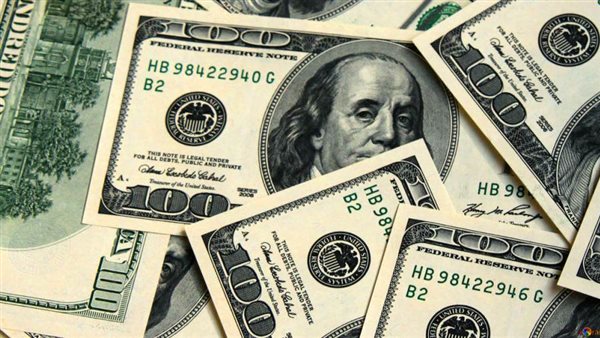 استقرار سعر الدولار في 32 بنكًا بختام تعاملات اليوم 