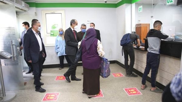 وزير الاتصالات يتفقد عدد من منافذ البريد لمتابعة انتظام صرف المرحلة الثانية من منحة الـ500 جنيه 