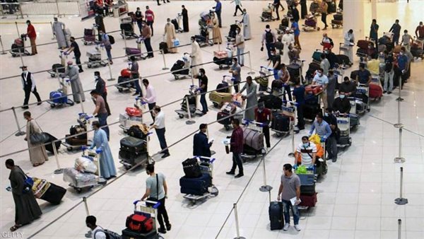 مصريون ينهون إجراءات مغادرتهم بمطار الكويت الدولي.