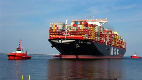 أكبر سفينة حاويات في العالم تعبر قناة السويس