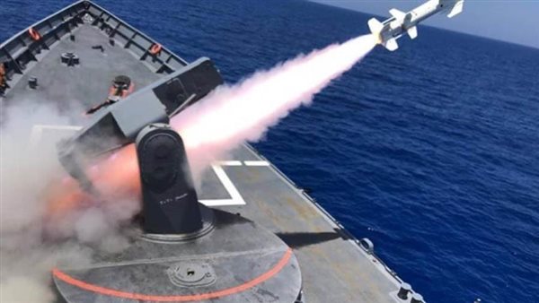 فيديو| الجيش المصري يغرق سفينة في البحر المتوسط بضربة صاروخية واحدة