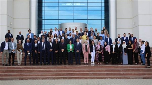  وزير الاتصالات يلتقى عدد من الشباب المستفيدين من مبادرتى 