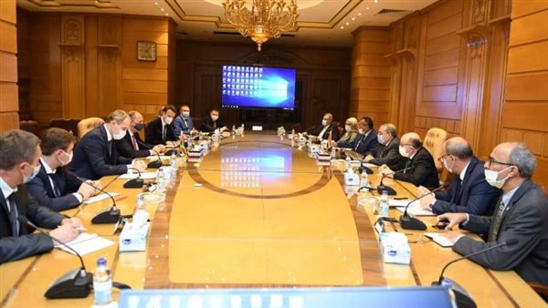 وزير الإنتاج الحربي يبحث تصنيع الجرارات مع منسك البيلاروسية 