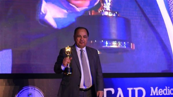 الدكتورمحمد معيط يحصل على جائزة “المساهمة الفردية الأكثر تميزًا فى قطاع التأمين” خلال عام ٢٠٢٠