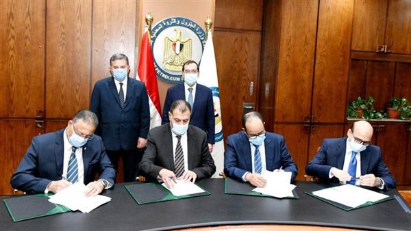 وزيرا قطاع الأعمال والبترول يشهدان توقيع تسوية مديونيات شركات بـ13.5مليار جنيه