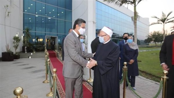 رئيس البريد يستقبل مفتى الديار المصرية ويشيد بدور الإفتاء في توطيد مفهوم سماحة الدين الحنيف