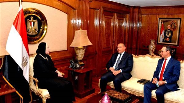 نيفين جامع تبحث مع مسؤولي التجاري وفا بنك تعزيز التواجد المصري في إفريقيا