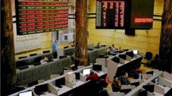 البورصة المصرية تواصل تراجعها بمنتصف التعاملات بضغوط مبيعات محلية