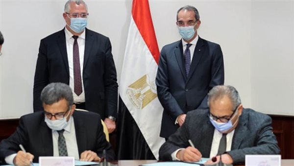 وزيرا الاتصالات والزراعة يشهدان توقيع اتفاقية تعاون لتنفيذ مشاريع بحثية فى مجال الزراعة 