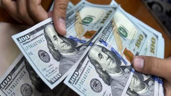 الدولار يتخلى عن مكاسبه مع نزول عوائد الخزانة عن قرب أعلى مستوى فى 14 شهرا