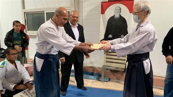 سفير اليابان يمنح رئيس الجمعية المصرية للأيكيدو شهادة تقدير وزير الخارجية الياباني  