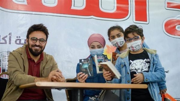 إقبال جماهيري كبير واحتفاء بتنظيم المعرض