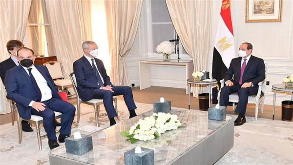 السيسي يبحث في باريس آفاق تعظيم الاستثمارات الفرنسية في مصر