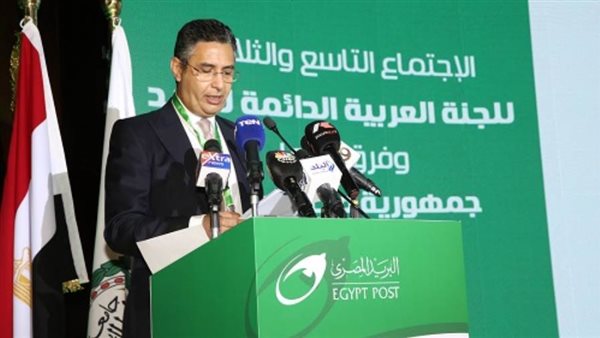 رئيس البريد يهدي الدكتور عمرو طلعت وزير الاتصالات جائزة التميز  كأفضل مؤسسة بريدية عربية في التحول الرقمي‎