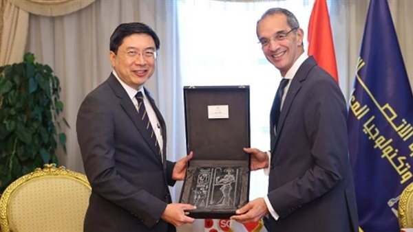 وزير الاتصالات يلتقي سفير سنغافورة ويبحثان سبل تعزيز التعاون بين البلدين 