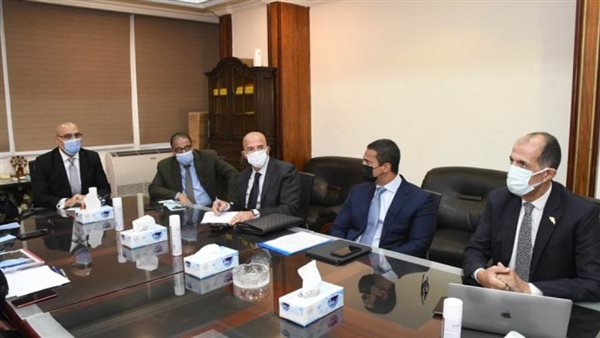 وزير الإسكان يتابع التصميمات المقترحة للواجهات بأبراج «الداون تاون» بالعلمين الجديدة