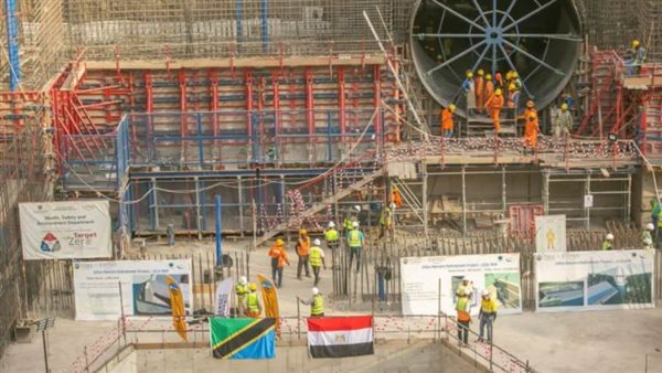 وزير الإسكان: بدء تركيب أول أجزاء توربينات توليد الطاقة الكهرومائية بسد جوليوس نيريرى بتنزانيا