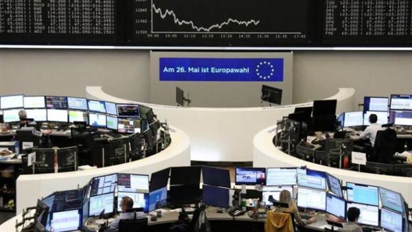 الأسهم الأوروبية تتباين بمستهل التعاملات مع الانخفاض في أسعار السلع الأساسية