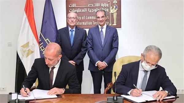  وزير الاتصالات يشهد توقيع اتفاقية شراكة مع IHS Towers لبناء نحو ٦٠٠٠ برج محمول