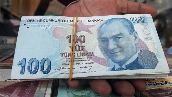 الليرة التركية تنخفض لمستوى قياسي جديد أمام الدولار وتتراجع 18% من بداية العام