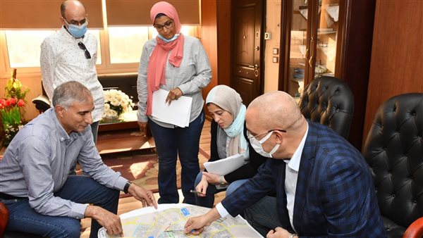 وزير الإسكان يتابع الموقف التنفيذى لمشروعات الطرق والمحاور بالقاهرة الجديدة 