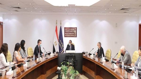 وزير الاتصالات يبحث مع الرئيس التنفيذى لشركة طلبات خطط الشركة المستقبلية للتوسع في مصر