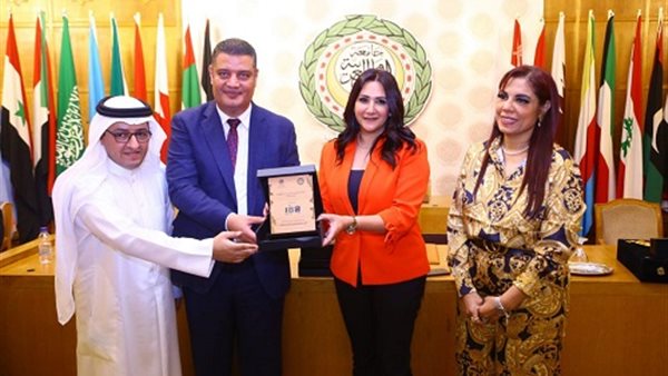 «المصرية للاتصالات» تفوز بدرع الجائزة العربية لأعمال الخيرعن مشروع مدرسة «we للتكنولوجيا» 