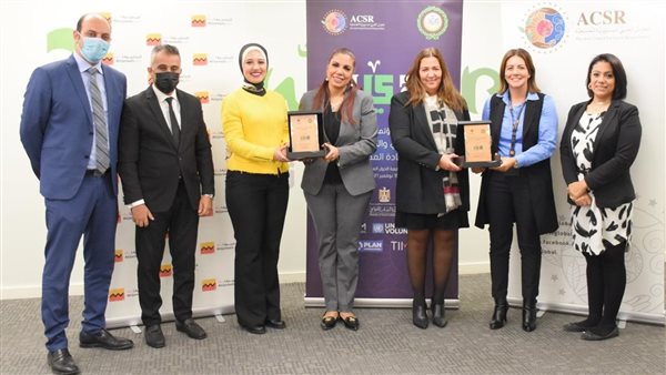 العضو المنتدب للتجاري وفا بنك إيجيبت يمنح بطاقات ميزة المدفوعة مقدمًا لطالبات التعليم الفني 