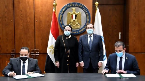 تنمية المشروعات يوقع عقدين لتمويل تحويل السيارات للعمل بالغاز بالتعاون مع وزارة البترولر 