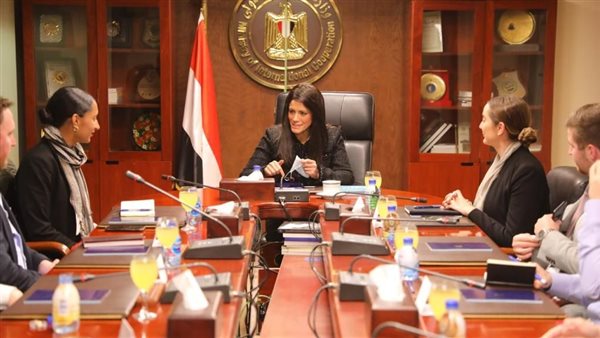 وزيرة التعاون الدولي تلتقي وفدًا يضم 12 من مساعدي أعضاء الكونجرس الأمريكي