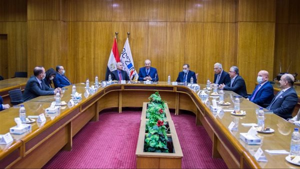 يحيى زكي يشهد توقيع عقد إنشاء مجمع 