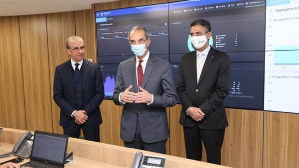 وزير الاتصالات يفتتح مركز مراقبة وتشغيل خدمات البريد