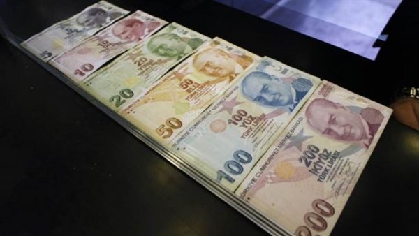 رويترز: الليرة التركية تتراجع 8% على خلفية مخاوف المستثمرين من تقلب السياسة النقدية