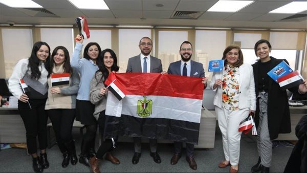 بنك قناة السويس يوزع أعلام مصر على العملاء والعاملين بفرعه الرئيسي دعمًا للمنتخب