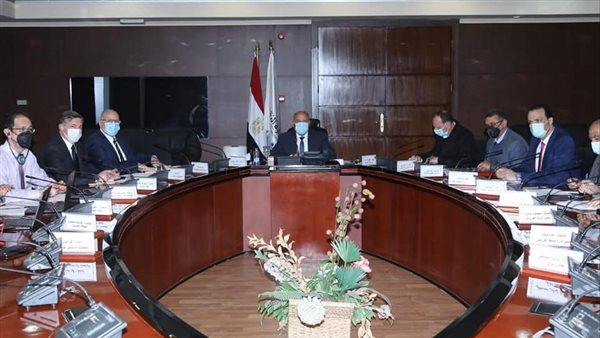 وزير النقل يبحث مع وفد البنك الدولي تدعيم التعاون في مجال السكك الحديدية والنقل الأخضر المستدام