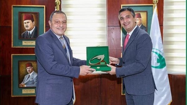 شريف فاروق يستقبل رئيس مجلس إدارة الشركة القابضة لمصر للطيران بمقر البريد المصري
