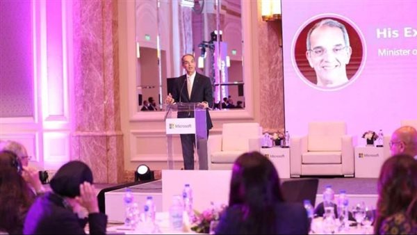 طلعت: نسبة السيدات العاملات بقطاع الاتصالات وتكنولوجيا المعلومات تصل إلى 40%