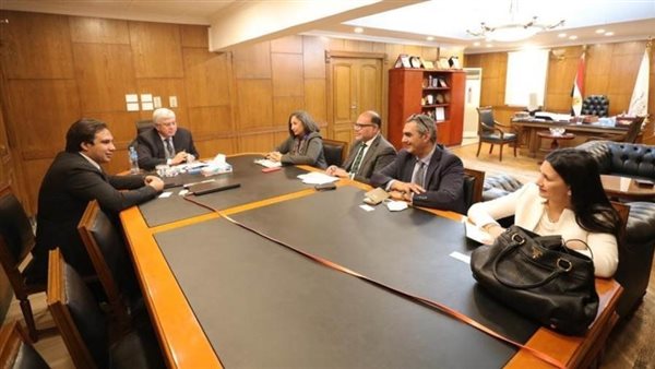 التعليم العالي والبنك المركزي يبحثان آليات تحقيق الشمول المالي بين شباب الجامعات 