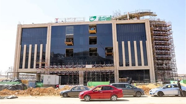 رئيس البريد يجري زيارة مفاجئة لمتابعة تنفيذ مبنى الهيئة بالعاصمة الإدارية