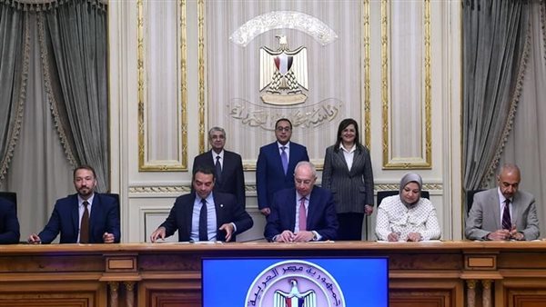 توقيع مذكرة تفاهم بين اقتصادية قناة السويس وتحالف الوقود الأخضر باستثمارات 3 مليارات دولار