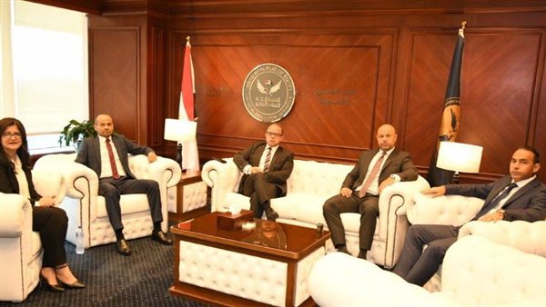 رئيس هيئة الرقابة المالية يلتقي رئيس البورصة ونائبه