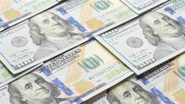 تراجع اسعار الدولار عالميًا عن أعلى مستوى في 20 عاما