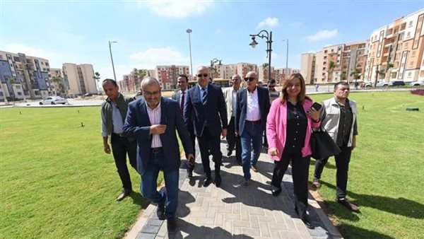 وزير الإسكان يتفقد وحدات مبادرة 