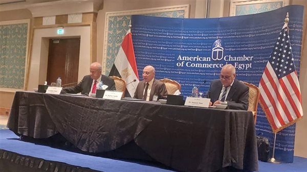 الضرائب: التواصل مع مؤسسات المجتمع المختلفة والاستماع إلى مشكلاتها ومقترحاتها