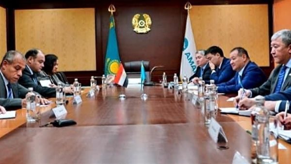 وزير التجارة والصناعة يلتقي وزير الصناعة الكازاخي لبحث تعزيز أطر التعاون الصناعي المشترك بين البلدين 