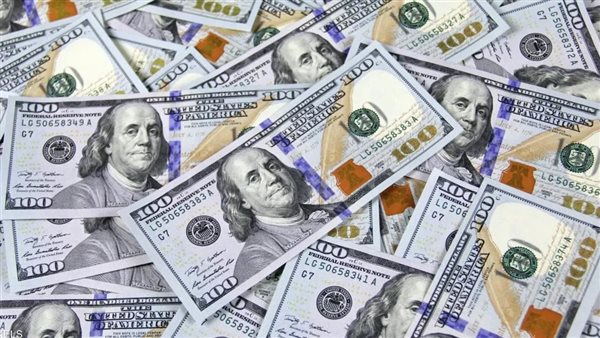 الدولار يتجاوز حاجز الـ24 جنيه في بعض البنوك